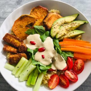 easy vegan salad recipe with avocado, tomatoes and more
